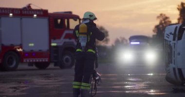 İtfaiyeciler yangını kontrol etmek için alevlerle savaşır, yayılmak için değil. İtfaiyeci endüstriyel ve kamu güvenliği kavramı. Trafik ya da araba kazası kurtarma ve eyleme yardım. Yüksek kalite fotoğraf