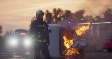 İtfaiyeciler yangını kontrol etmek için alevlerle savaşır, yayılmak için değil. İtfaiyeci endüstriyel ve kamu güvenliği kavramı. Trafik ya da araba kazası kurtarma ve eyleme yardım. Yüksek kalite fotoğraf