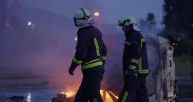 İtfaiyeciler yangını kontrol etmek için alevlerle savaşır, yayılmak için değil. İtfaiyeci endüstriyel ve kamu güvenliği kavramı. Trafik ya da araba kazası kurtarma ve eyleme yardım. Yüksek kalite fotoğraf