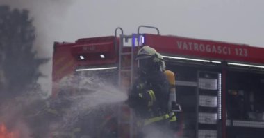 İtfaiyeciler yangını kontrol etmek için alevlerle savaşır, yayılmak için değil. İtfaiyeci endüstriyel ve kamu güvenliği kavramı. Trafik ya da araba kazası kurtarma ve eyleme yardım. Yüksek kalite fotoğraf