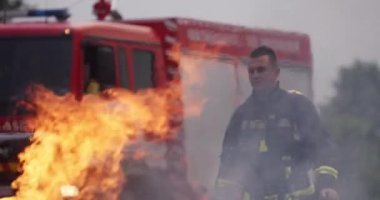 Koruyucu kıyafetli kahraman bir itfaiyecinin portresi. İtfaiyeci itfaiye operasyonunda. Yüksek kalite fotoğraf