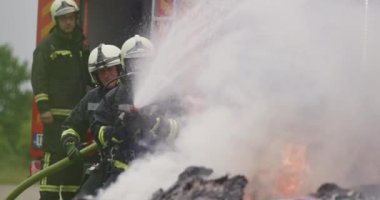 İtfaiyeciler yangını kontrol etmek için alevlerle savaşır, yayılmak için değil. İtfaiyeci endüstriyel ve kamu güvenliği kavramı. Trafik ya da araba kazası kurtarma ve yardım