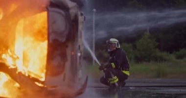 İtfaiyeciler yangını kontrol etmek için alevlerle savaşır, yayılmak için değil. İtfaiyeci endüstriyel ve kamu güvenliği kavramı. Trafik ya da araba kazası kurtarma ve eyleme yardım. Yüksek kalite fotoğraf