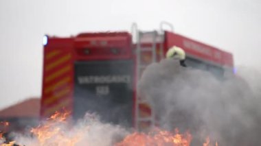 Koruyucu kıyafetli kahraman bir itfaiyecinin portresi. İtfaiyeci itfaiye operasyonunda.