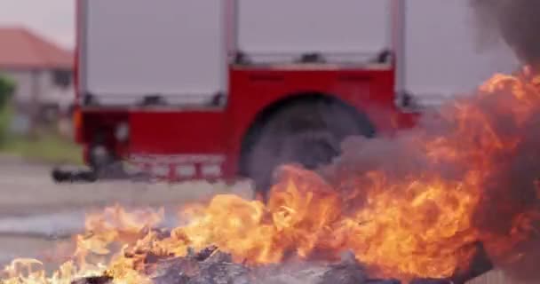 Portret Van Een Heldhaftige Brandweerman Een Beschermend Pak Brandweerman Bij — Stockvideo