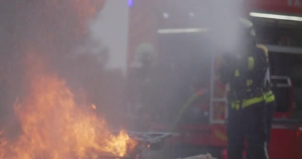 消防士は火の炎と戦い 火を拡散しないように制御します 消防産業と公共の安全の概念 交通や車の事故救助やヘルプアクション 高品質の写真 — ストック動画