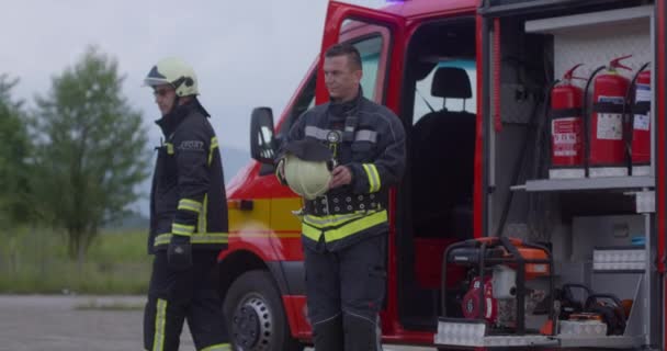 Brandmansteam Porträtt Efter Framgångsrika Räddningsuppdrag Brandbil Och Brandmän Team Bakgrunden — Stockvideo