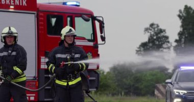 İtfaiyeciler yangını kontrol etmek için alevlerle savaşır, yayılmak için değil. İtfaiyeci endüstriyel ve kamu güvenliği kavramı. Trafik ya da araba kazası kurtarma ve yardım