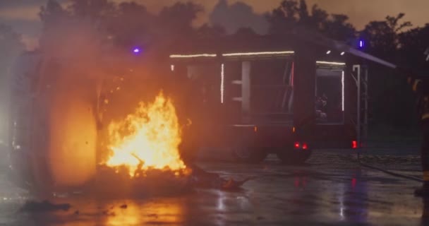 Tfaiyeciler Yangını Kontrol Etmek Için Alevlerle Savaşır Yayılmak Için Değil — Stok video
