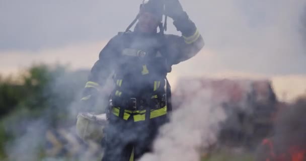 護身用のスーツを着た英雄的な消防士の肖像 夕暮れや夜に消防や車の事故救助活動で消防士 高品質の写真 — ストック動画