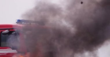 Koruyucu kıyafetli kahraman bir itfaiyecinin portresi. İtfaiyeci itfaiye operasyonunda. Yüksek kalite fotoğraf