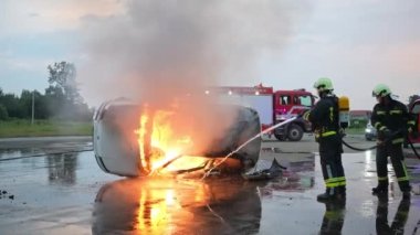 İtfaiyeciler yangını kontrol etmek için alevlerle savaşır, yayılmak için değil. İtfaiyeci endüstriyel ve kamu güvenliği kavramı. Trafik ya da araba kazası kurtarma ve yardım