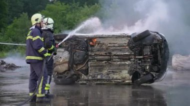 İtfaiyeciler yangını kontrol etmek için alevlerle savaşır, yayılmak için değil. İtfaiyeci endüstriyel ve kamu güvenliği kavramı. Trafik ya da araba kazası kurtarma ve yardım