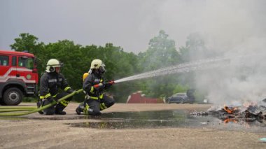 İtfaiyeciler yangını kontrol etmek için alevlerle savaşır, yayılmak için değil. İtfaiyeci endüstriyel ve kamu güvenliği kavramı. Trafik ya da araba kazası kurtarma ve yardım