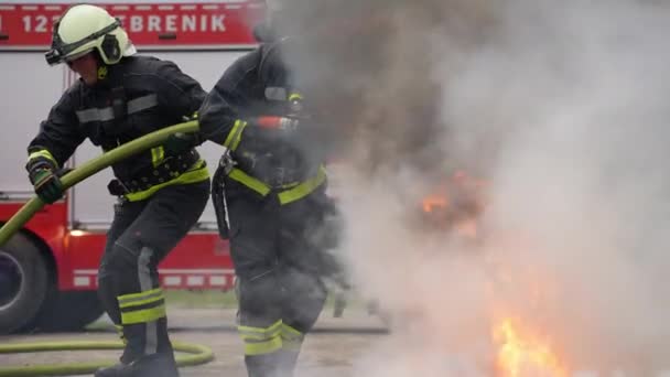 消防队员扑灭火焰以控制火势 而不是蔓延开来 工业和公共安全概念 交通或车祸救援和帮助行动 — 图库视频影像