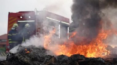 İtfaiyeciler yangını kontrol etmek için alevlerle savaşır, yayılmak için değil. İtfaiyeci endüstriyel ve kamu güvenliği kavramı. Trafik ya da araba kazası kurtarma ve yardım