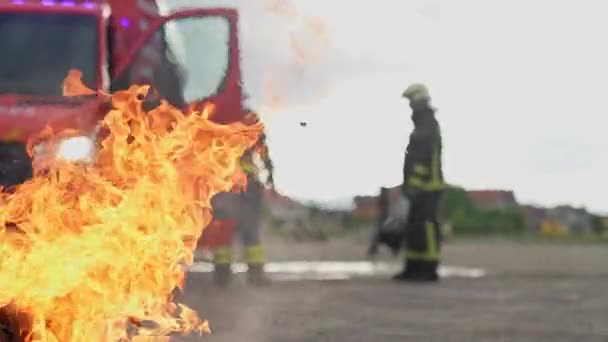 Retrato Bombero Heroico Con Traje Protector Bombero Operación Extinción Incendios — Vídeos de Stock