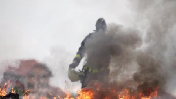 護身用のスーツを着た英雄的な消防士の肖像 消火活動中の消防士 — ストック動画