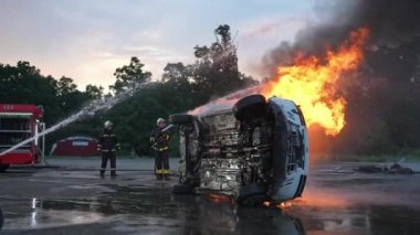 İtfaiyeciler yangını kontrol etmek için alevlerle savaşır, yayılmak için değil. İtfaiyeci endüstriyel ve kamu güvenliği kavramı. Trafik ya da araba kazası kurtarma ve yardım