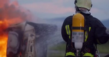 İtfaiyeciler yangını kontrol etmek için alevlerle savaşır, yayılmak için değil. İtfaiyeci endüstriyel ve kamu güvenliği kavramı. Trafik ya da araba kazası kurtarma ve eyleme yardım. Yüksek kalite fotoğraf