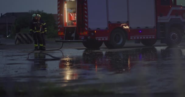 Strażacy Walczą Ogniem Kontrolować Ogień Nie Się Rozprzestrzeniać Koncepcja Bezpieczeństwa — Wideo stockowe