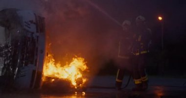 İtfaiyeciler yangını kontrol etmek için alevlerle savaşır, yayılmak için değil. İtfaiyeci endüstriyel ve kamu güvenliği kavramı. Trafik ya da araba kazası kurtarma ve eyleme yardım. Yüksek kalite fotoğraf