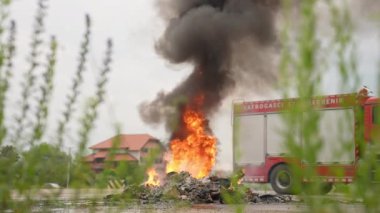 İtfaiyeciler yangını kontrol etmek için alevlerle savaşır, yayılmak için değil. İtfaiyeci endüstriyel ve kamu güvenliği kavramı. Trafik ya da araba kazası kurtarma ve eyleme yardım. Yüksek kalite fotoğraf