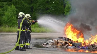 İtfaiyeciler yangını kontrol etmek için alevlerle savaşır, yayılmak için değil. İtfaiyeci endüstriyel ve kamu güvenliği kavramı. Trafik ya da araba kazası kurtarma ve yardım