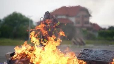 Koruyucu kıyafetli kahraman bir itfaiyecinin portresi. İtfaiyeci itfaiye operasyonunda.