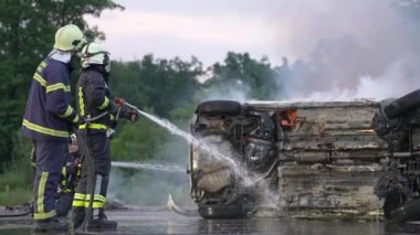 İtfaiyeciler yangını kontrol etmek için alevlerle savaşır, yayılmak için değil. İtfaiyeci endüstriyel ve kamu güvenliği kavramı. Trafik ya da araba kazası kurtarma ve yardım