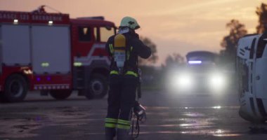 İtfaiyeciler yangını kontrol etmek için alevlerle savaşır, yayılmak için değil. İtfaiyeci endüstriyel ve kamu güvenliği kavramı. Trafik ya da araba kazası kurtarma ve eyleme yardım. Yüksek kalite fotoğraf