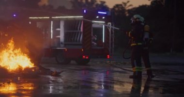 İtfaiyeciler yangını kontrol etmek için alevlerle savaşır, yayılmak için değil. İtfaiyeci endüstriyel ve kamu güvenliği kavramı. Trafik ya da araba kazası kurtarma ve eyleme yardım. Yüksek kalite fotoğraf