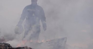 Koruyucu kıyafetli kahraman bir itfaiyecinin portresi. İtfaiyeci itfaiye operasyonunda. Yüksek kalite fotoğraf