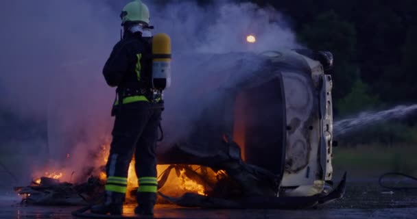 消防队员扑灭火焰以控制火势 而不是蔓延开来 工业和公共安全概念 交通或车祸救援和帮助行动 高质量的照片 — 图库视频影像