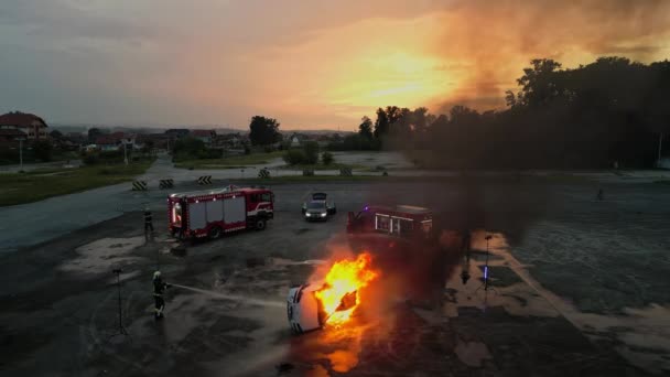 Drohnenaufnahmen Einer Gruppe Professioneller Feuerwehrleute Die Mit Ihrer Ausrüstung Und — Stockvideo