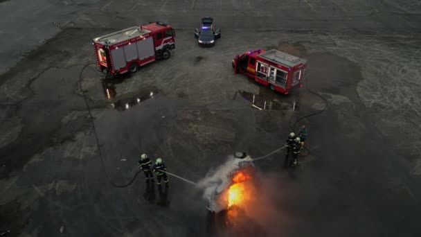 Drohnenaufnahmen Einer Gruppe Professioneller Feuerwehrleute Die Mit Ihrer Ausrüstung Und — Stockvideo