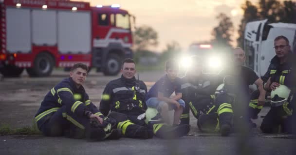 Dappere Brandweermannen Lopen Naar Camera Achtergrond Paramedici Brandweermannen Rescue Team — Stockvideo