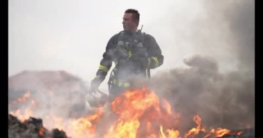 Koruyucu kıyafetli kahraman bir itfaiyecinin portresi. İtfaiyeci itfaiye operasyonunda.