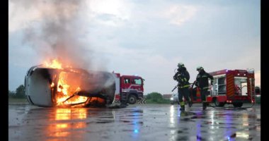 İtfaiyeciler yangını kontrol etmek için alevlerle savaşır, yayılmak için değil. İtfaiyeci endüstriyel ve kamu güvenliği kavramı. Trafik ya da araba kazası kurtarma ve yardım