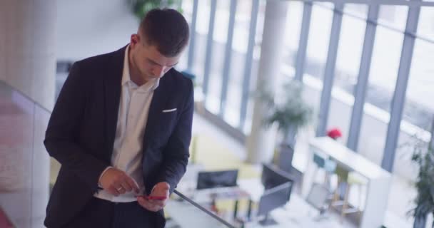 Upptagen Affärsman Modern Företagshall Visar Upp Sina Multitasking Färdigheter Samtidigt — Stockvideo