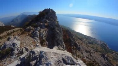 Bir grup arkadaş kayalık bir yolda dağ bisikleti sürerken birinci şahıs bakış açısıyla POV 360 derece sabit göğüs videosu izleyerek kayalık bir yolda hız yapıyorlar..