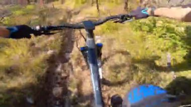 Bir grup arkadaş kayalık bir yolda dağ bisikleti sürerken birinci şahıs bakış açısıyla POV 360 derece sabit göğüs videosu izleyerek kayalık bir yolda hız yapıyorlar..
