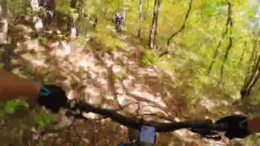 Bir grup arkadaş kayalık bir yolda dağ bisikleti sürerken birinci şahıs bakış açısıyla POV 360 derece sabit göğüs videosu izleyerek kayalık bir yolda hız yapıyorlar..