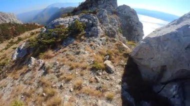 Bir grup arkadaş kayalık bir yolda dağ bisikleti sürerken birinci şahıs bakış açısıyla POV 360 derece sabit göğüs videosu izleyerek kayalık bir yolda hız yapıyorlar..