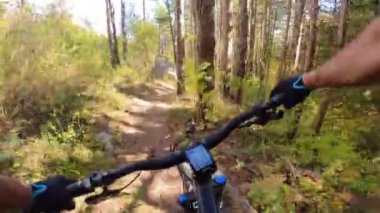 Bir grup arkadaş kayalık bir yolda dağ bisikleti sürerken birinci şahıs bakış açısıyla POV 360 derece sabit göğüs videosu izleyerek kayalık bir yolda hız yapıyorlar..