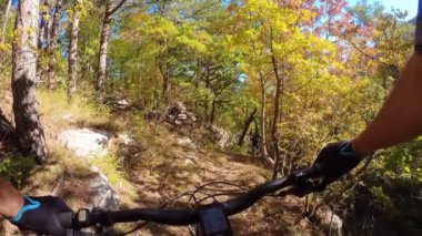 Bir grup arkadaş kayalık bir yolda dağ bisikleti sürerken birinci şahıs bakış açısıyla POV 360 derece sabit göğüs videosu izleyerek kayalık bir yolda hız yapıyorlar..
