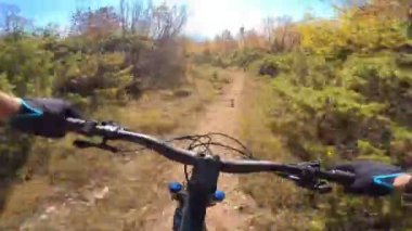 Bir grup arkadaş kayalık bir yolda dağ bisikleti sürerken birinci şahıs bakış açısıyla POV 360 derece sabit göğüs videosu izleyerek kayalık bir yolda hız yapıyorlar..