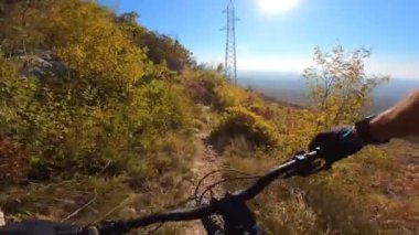 Bir grup arkadaş kayalık bir yolda dağ bisikleti sürerken birinci şahıs bakış açısıyla POV 360 derece sabit göğüs videosu izleyerek kayalık bir yolda hız yapıyorlar..