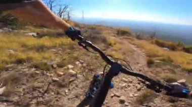 Bir grup arkadaş kayalık bir yolda dağ bisikleti sürerken birinci şahıs bakış açısıyla POV 360 derece sabit göğüs videosu izleyerek kayalık bir yolda hız yapıyorlar..