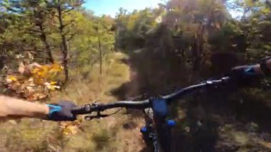 Bir grup arkadaş kayalık bir yolda dağ bisikleti sürerken birinci şahıs bakış açısıyla POV 360 derece sabit göğüs videosu izleyerek kayalık bir yolda hız yapıyorlar..